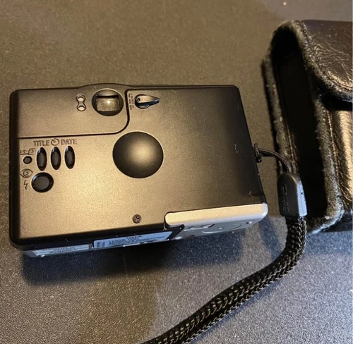 Canon ELPH Camera - Picture 8 of 10