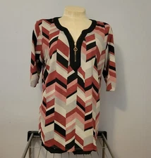 Naïf Women's Stretch Chevron 3/4 Button Sleeve 1/4 Zip Front V-Neck Tunic Large