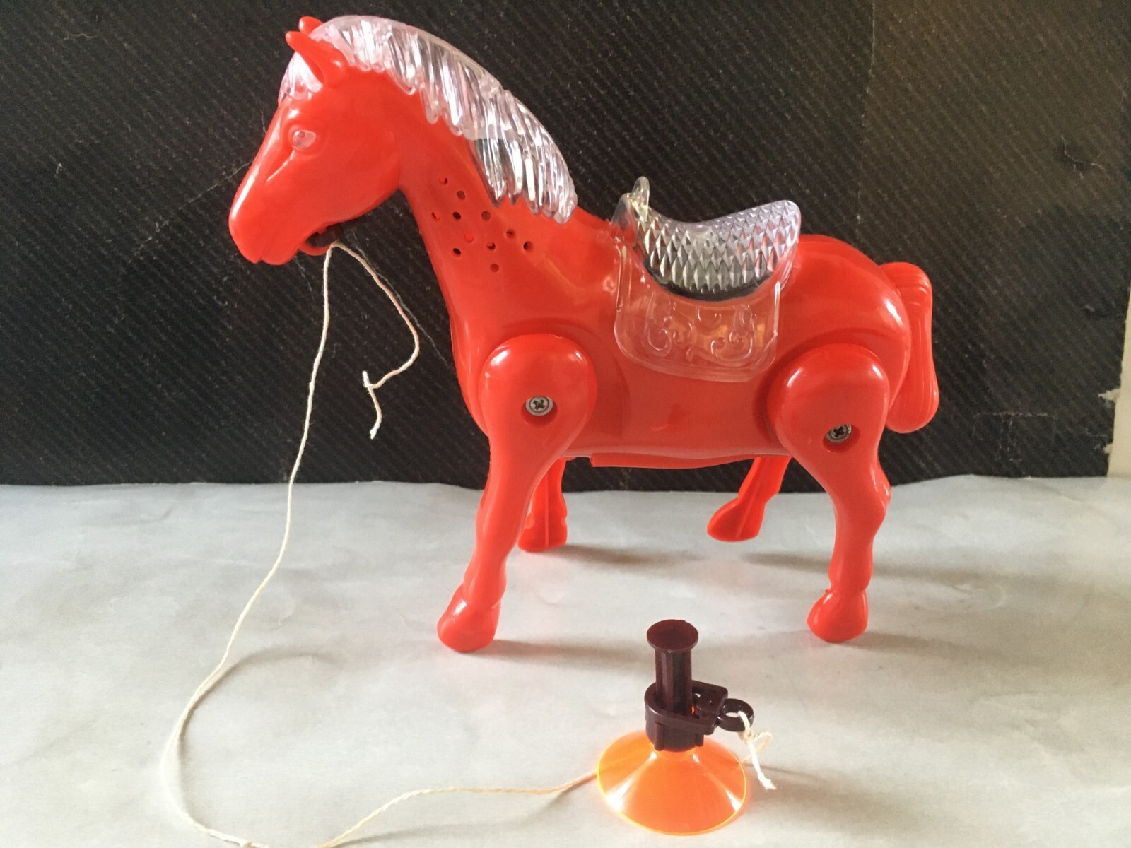 Déco anniversaire cheval sonore et lumineux de table pour fête thématique