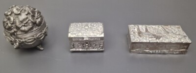 Kleine Vintage geprägte Metall Schmuckschatullen Klappdeckel, Silberplatte, Truhe X3