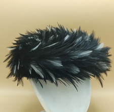 Ancien chapeau bibi avec plumes noires et banches