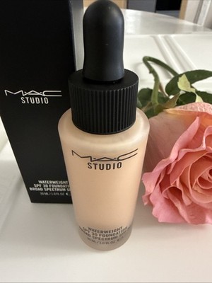 MAC Studio Waterweight Foundation SPF 30 Original Formula - NW22 - Discontinued