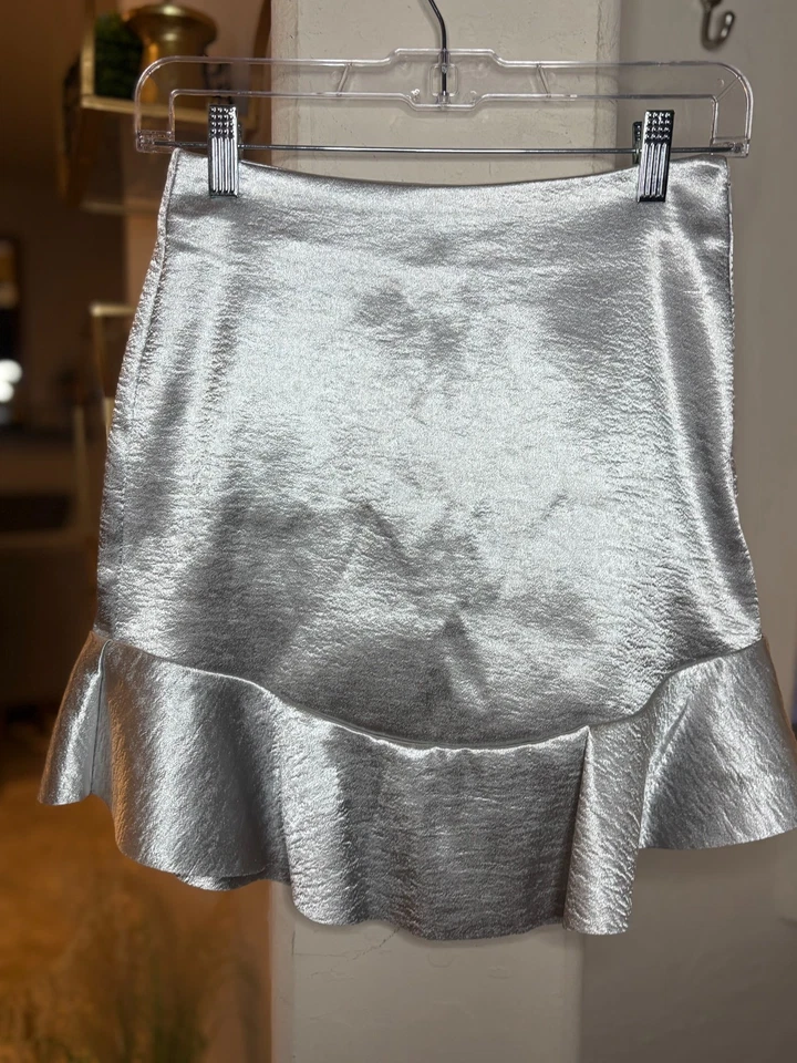 Minifalda H&M plateada metalizada con dobladillo volado talla 4 Foto 2 de 4