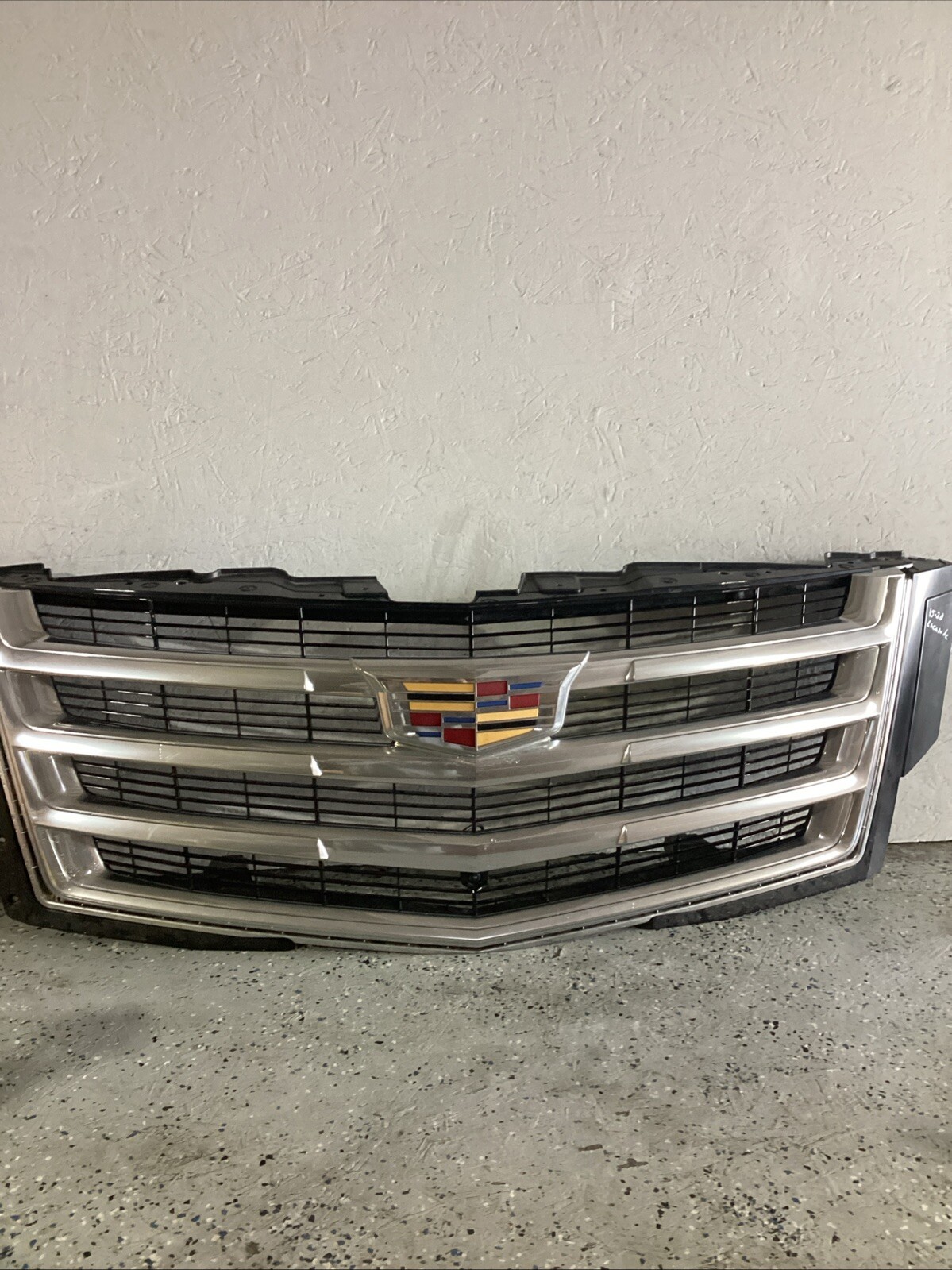 2015-2020 CADILLAC ESCALADE GRILLE W/ Camera Oem FRONT UPPER  ANJ48876