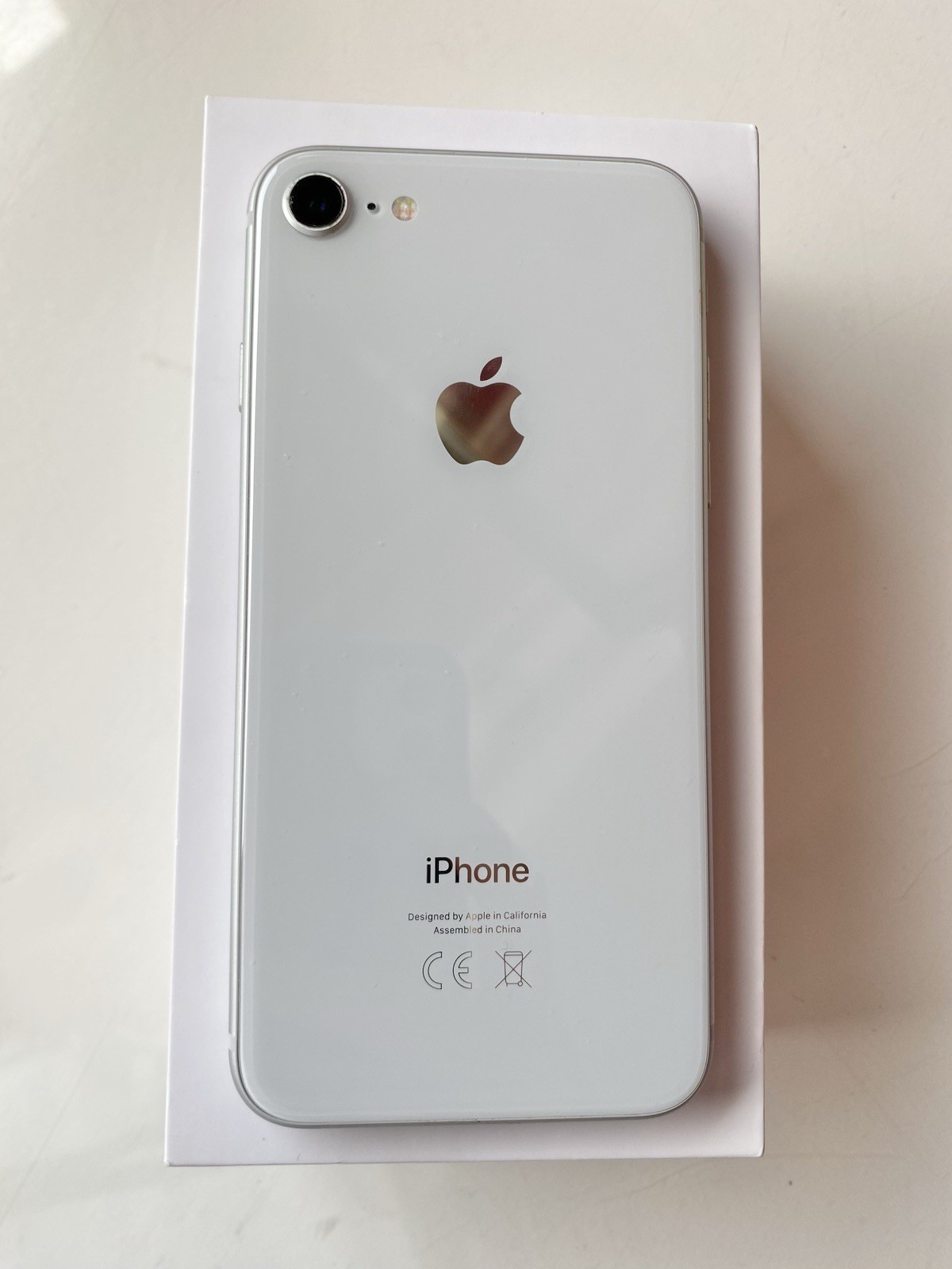 Apple iPhone 8 64GB Argento con scatola e spinotto