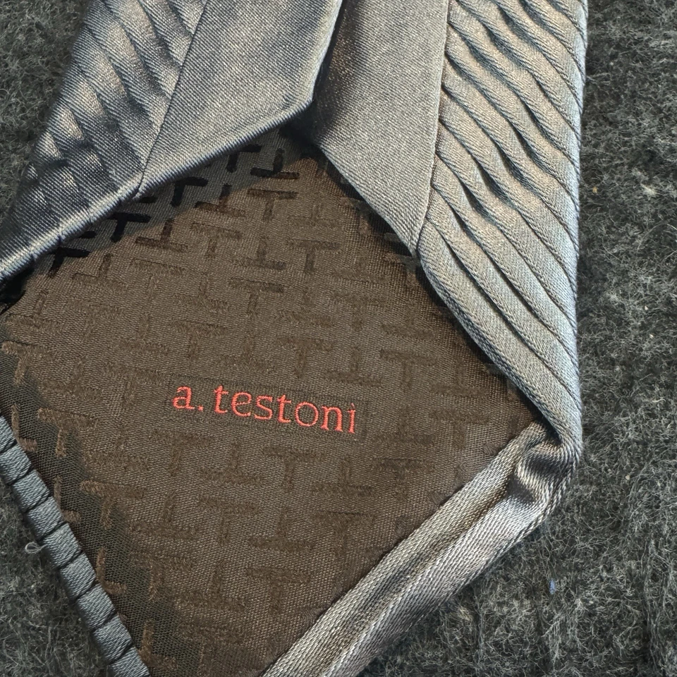 Corbata de hombre A. Testoni gris plisada de seda hecha a mano en Italia Foto 3 de 4