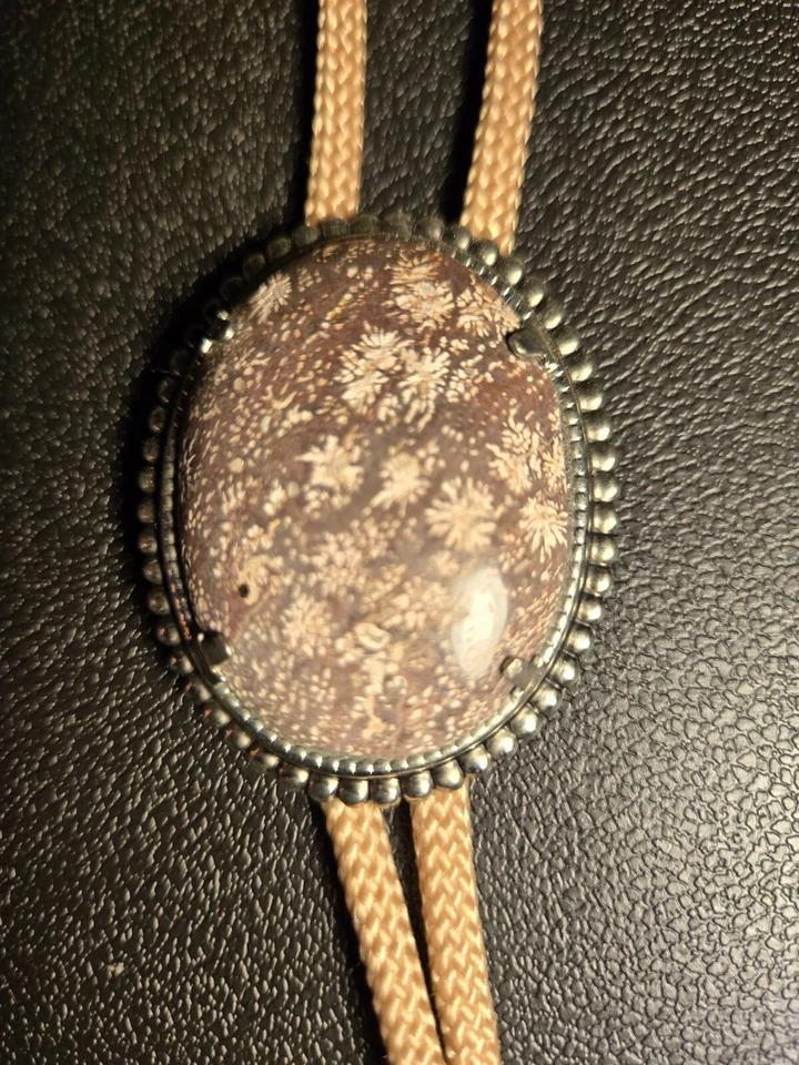 LINDA PEDRA DE JASPE VINTAGE - PRATA OCIDENTAL - GRAVATA BOLO - MARROM/BRANCO - Imagem 3 de 4