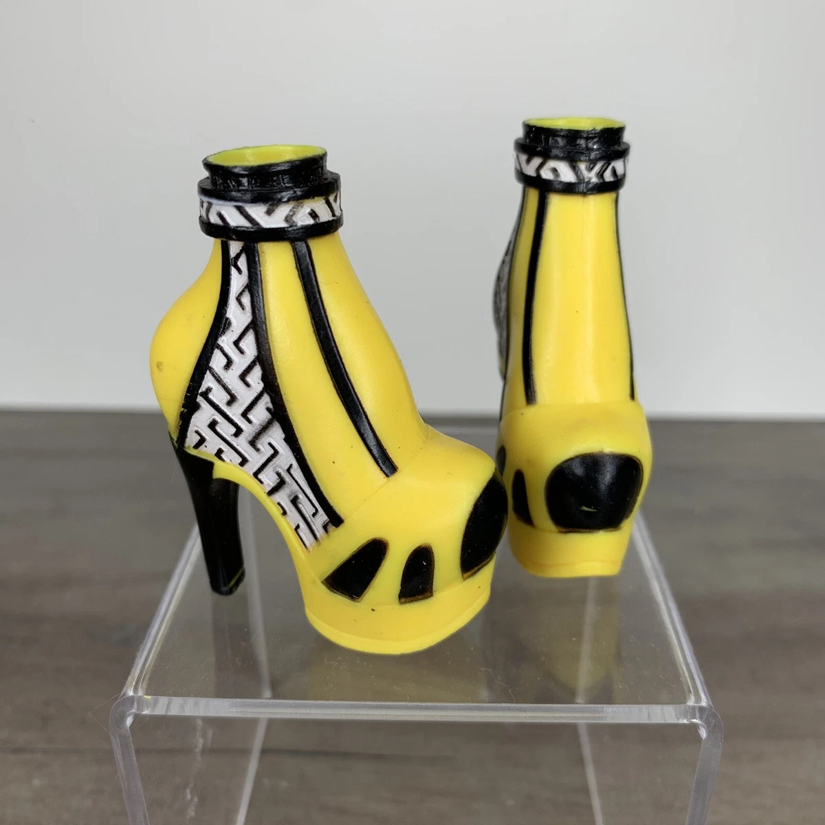 Yellow shop designer pumps