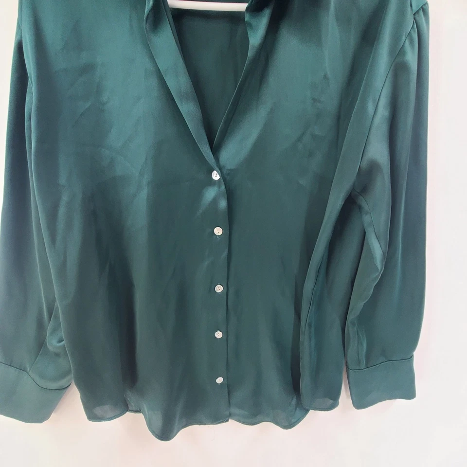 Blusa para mujer Zara satinada cuello abotonado relajado verde talla S oficina clásica Foto 3 de 4