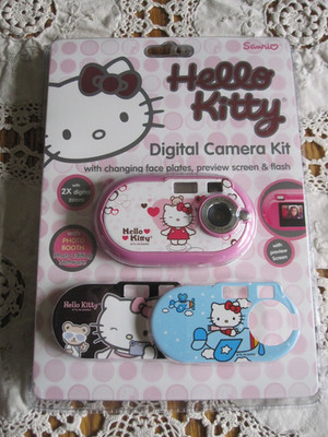 HELLO KITTY DIGITAL CAMERA KIT Sakar 2009 Changing Face Plate Flash Zoom SEALED