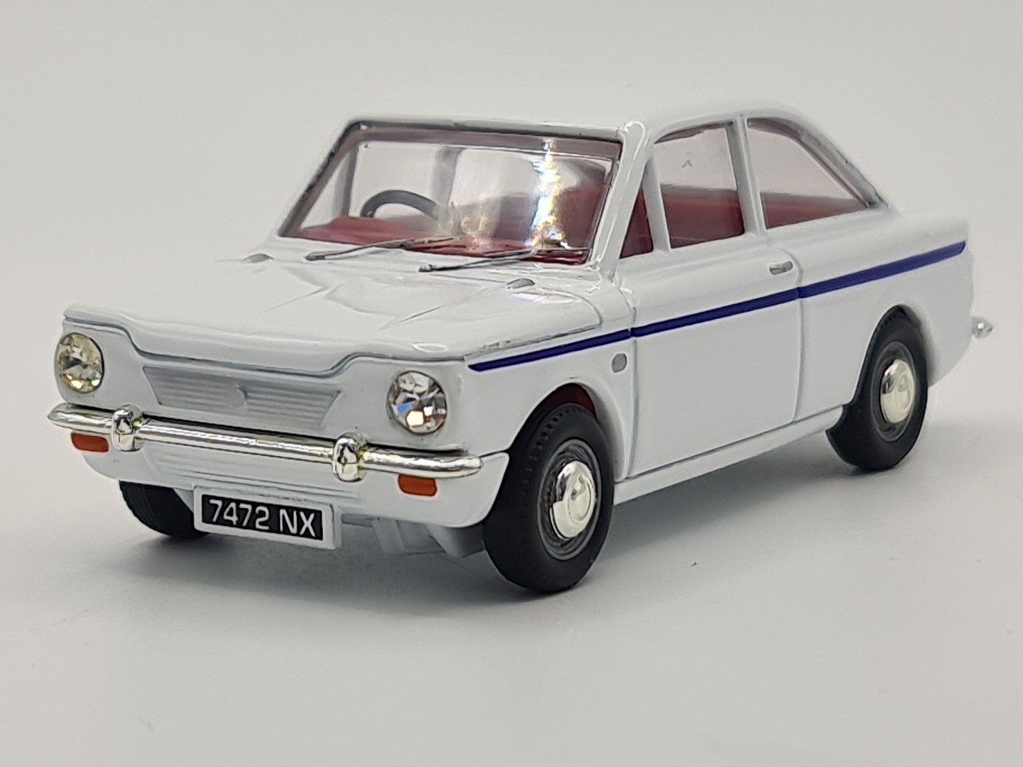 Vanguards Singer Chamois Coupe  Polar White  VA40003  Tax Disc & Boxed  1:43 MIB