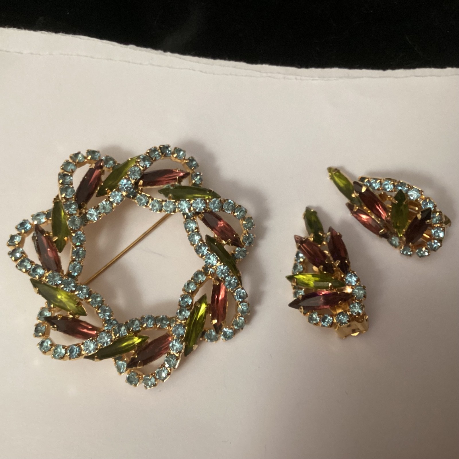 Gorgeous Unsigned Vtg Multicolored Rhinestone Sta… - image 1