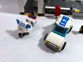 Lego City: Police:  Police Headquarters 7744 (2008) Retired. Instructions.