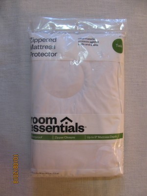 NIP Room Essentials Twin Zippered Mattress Protector, Vinyl, Up to 9