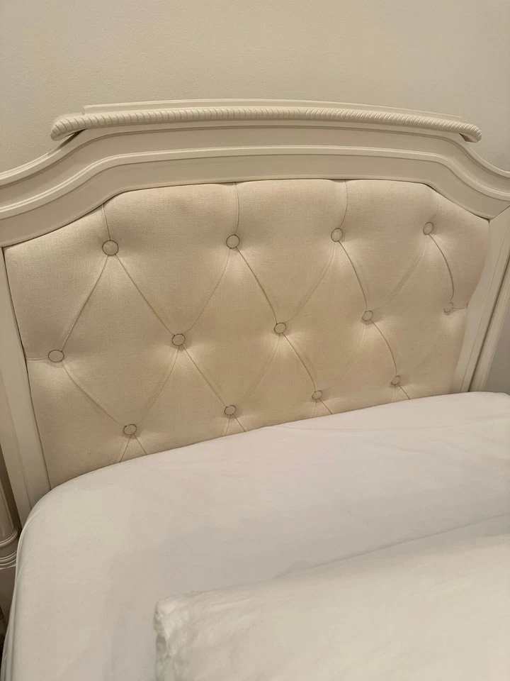 Cama tapizada y rieles protectores Pottery Barn Kids Blythe doble blanco francés Foto 2 de 4