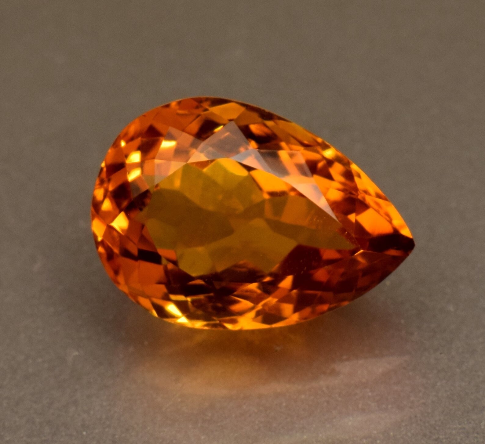 Citrine Madère Brésil 20.68 carats, véritable pierre fine orange pour joaillier