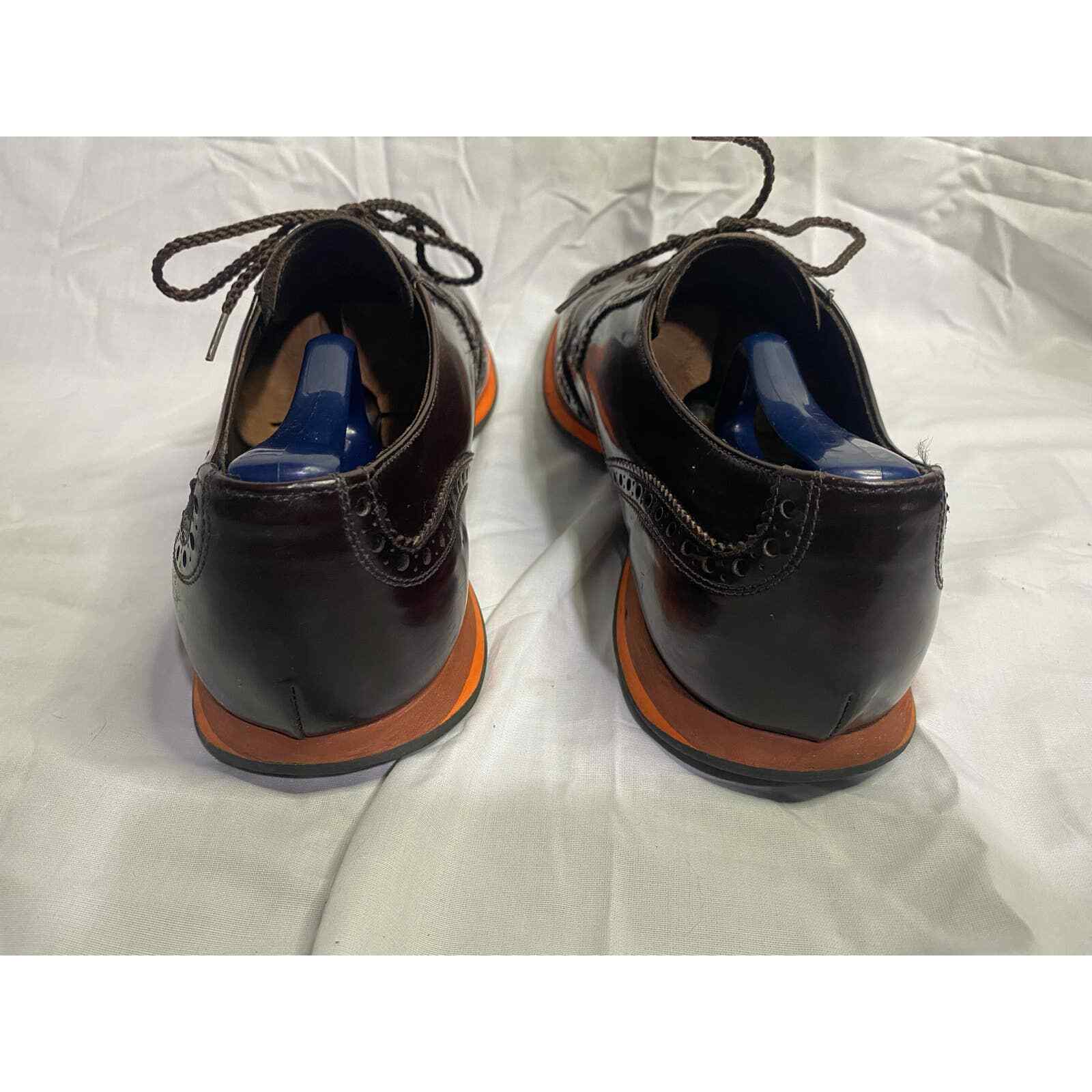 SAOLA Prada Borgogna Wingtip Derby con suola arancione