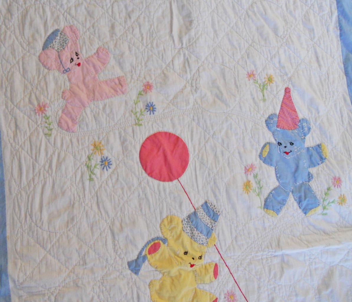 PONY Dolce Vintage Tutto Fatto a Mano BABY QUILT Applique Ricamo ORSETTI in CAPPELLI FESTA