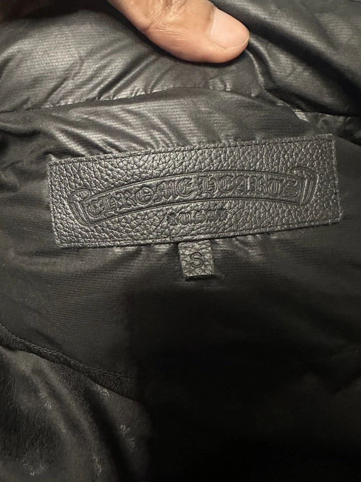 Chaleco acolchado de cuero con corazón cromado talla pequeña Foto 3 de 4