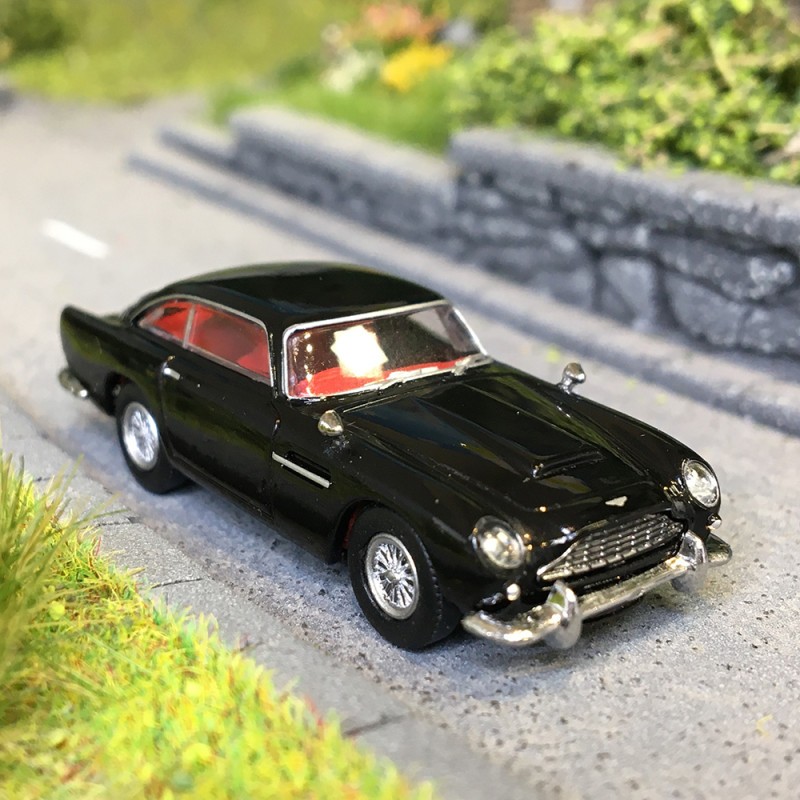 Aston Martin DB5 coupé noir 1964 pour enrichir une vitrine thématique de voitures de légende