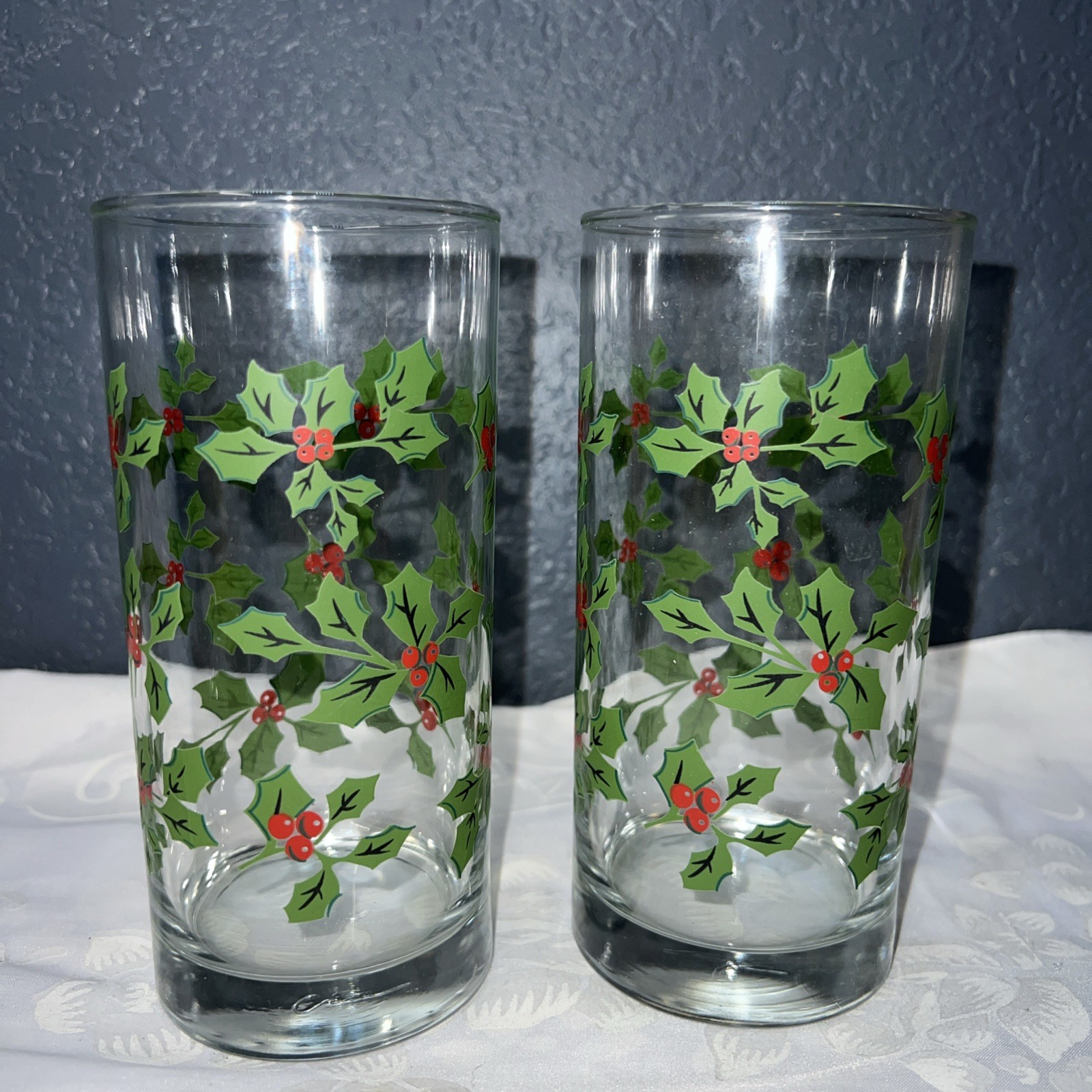 Set of 2 Vintage Holiday Holly Berry Leaves Christmas Tumblers Glasses Red Green