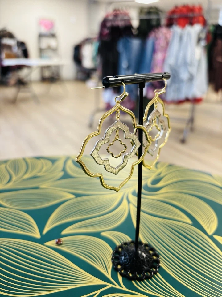 Pendientes grandes llamativos Kendra Scott Darenda con logotipo dorado y plateado Foto 2 de 4