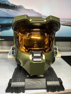Halo 3 Legendary Edition Master Chief Helmet & Display Base