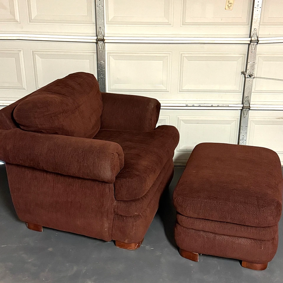 LA-Z-BOY Chair and Matching Ottoman Red Mahogany - Upholstered Chair and a Half - Image 3 of 4