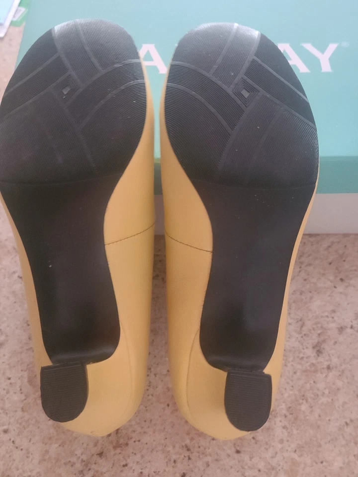 Saltos de couro amarelo Array - Imagem 4 de 4