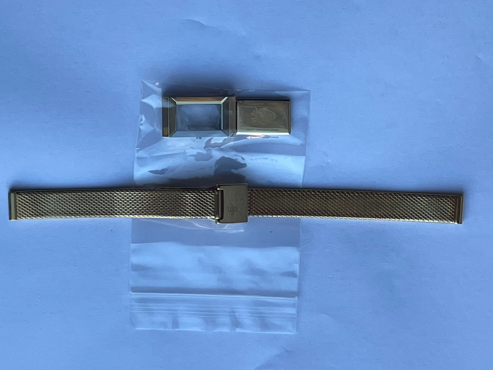 Bracelet et étui montre GUCCI maille plaqué or, réf 147,5, neuf (A419)