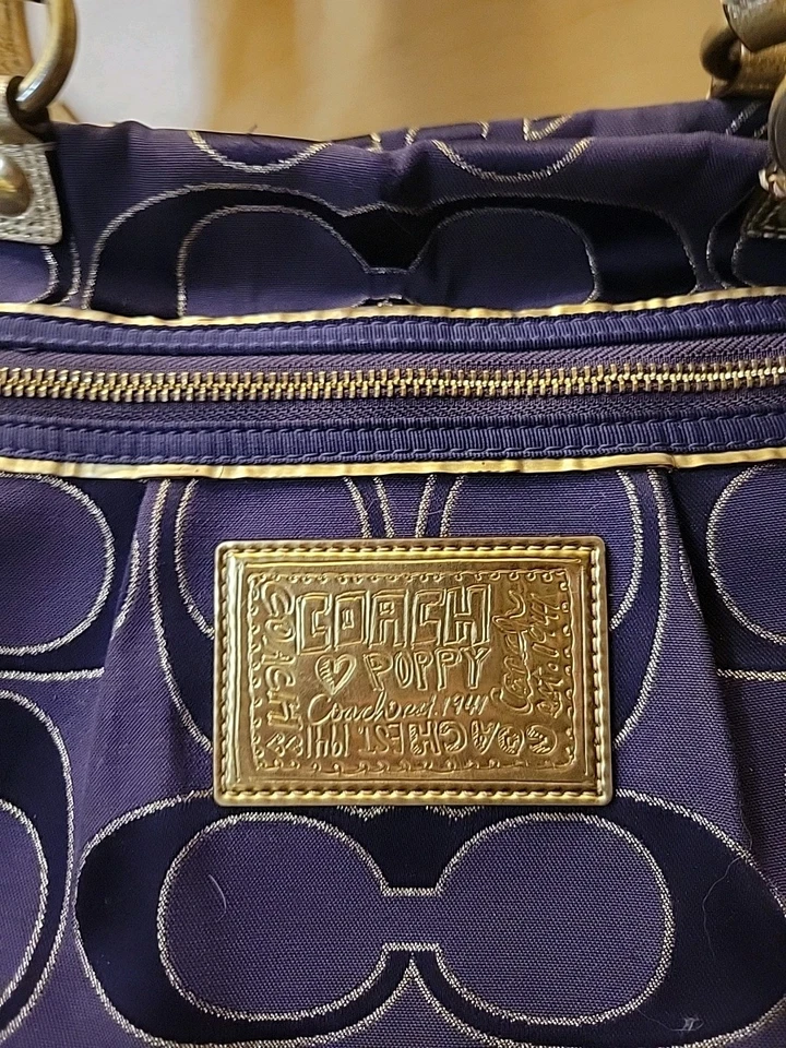 Bolso de Mano Coach Poppy Signature Metálico Glam Púrpura -RARO- Excelente Estado Usado Foto 2 de 4