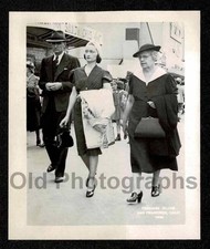 1940 TREASURE ISLAND SAN FRANCISCO CA WOMEN MAN WALKING OLD/VINTAGE PHOTO- G541