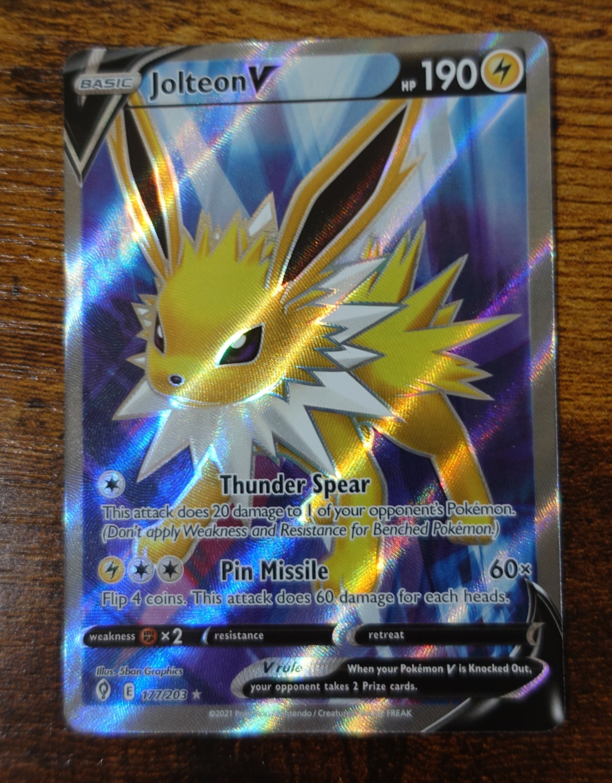 Jolteon V 177/203 Evolving Skies Pokemon Card NM-MINT