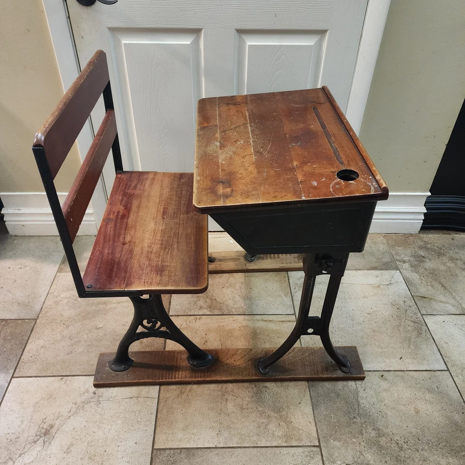 Escritorio escolar infantil antiguo de 1900 de colección de madera vieja, patas de hierro, respaldo recto Foto 2 de 4