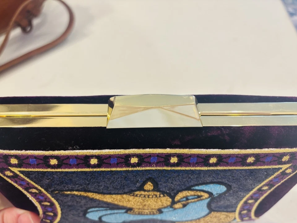 NUEVO Bolso sin asas Danielle Nicole Disney Aladdin Genie Magic Lamp ¡Genial! Foto 3 de 4