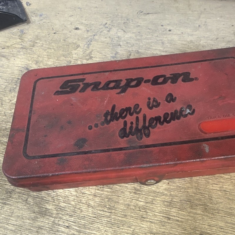 Snap-on TDRM-117A Metric Tap & Die Set 17-Piece Metal Kit Red Case