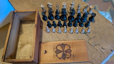 Vintage Buchsbaum komplettes Schachspiel, Holz Schiebedeckel Box. ZB