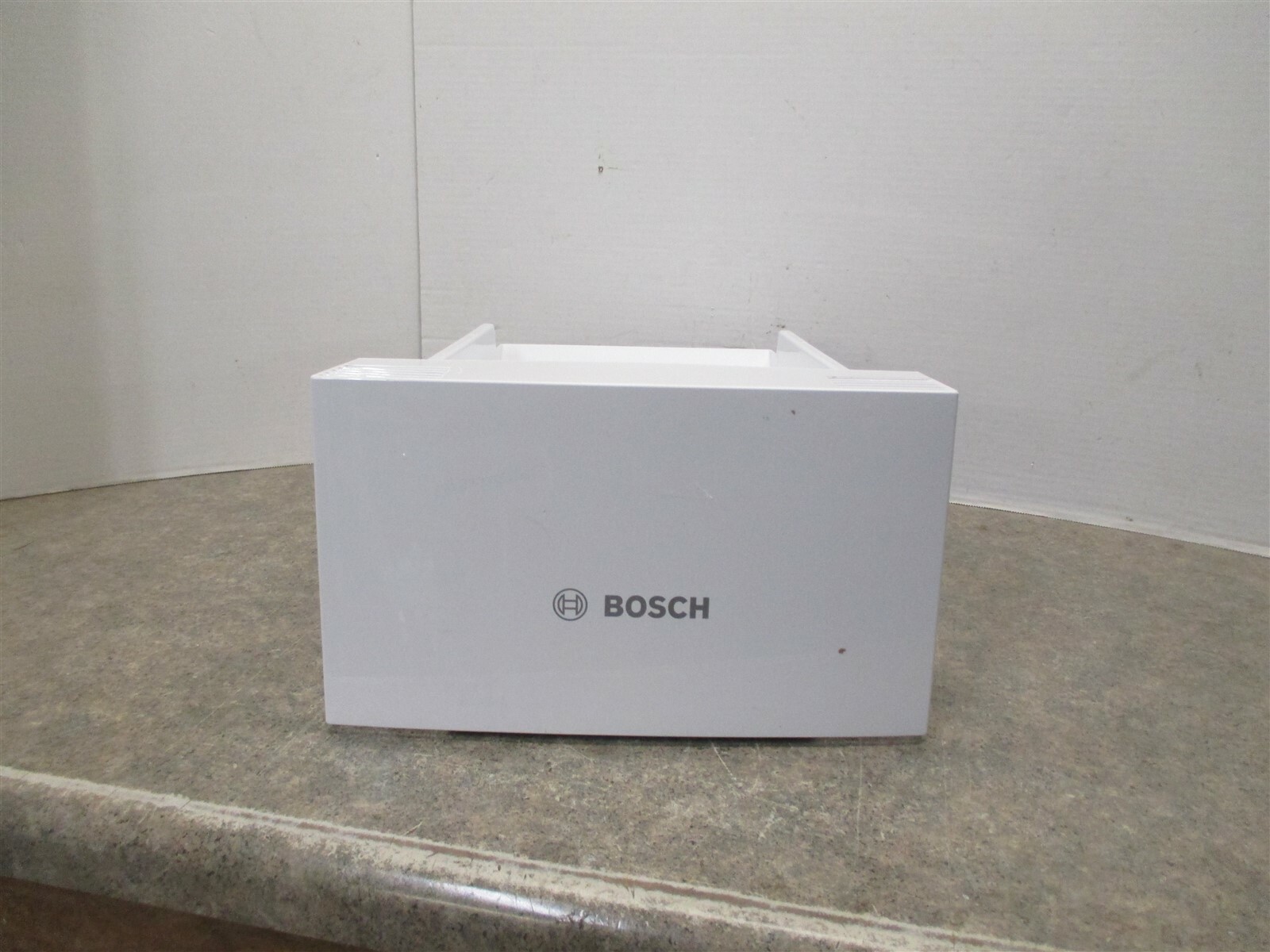 BOSCH REFRIGERATOR ICE CONTAINER (SCRATCHES/WORDS) PART# 00673127