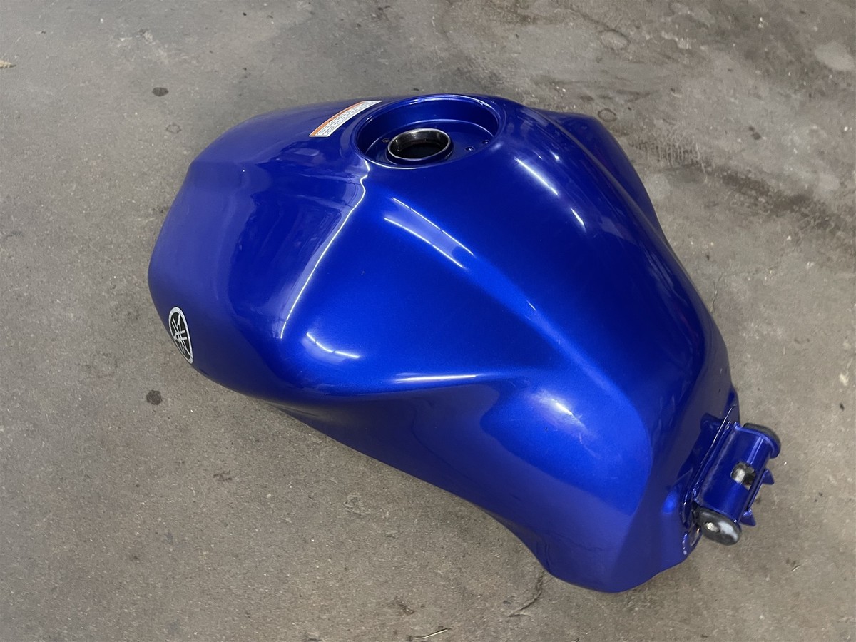 01 - 05 Yamaha FZ 1 OEM Fuel Gas Tank Looks Great Almost New. for