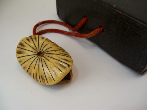 Antique Japanese Wood Book Pamphlet Box with Shell Netsuke - Picture 9 of 12