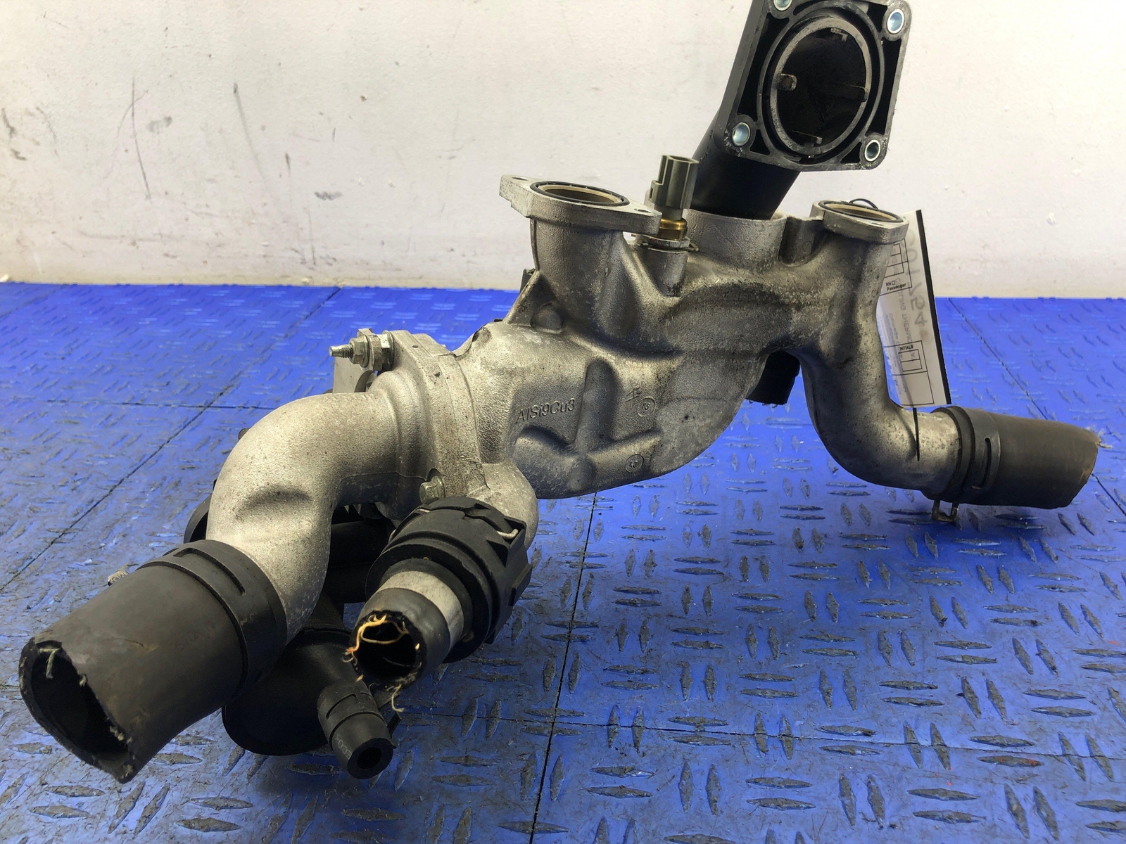 2006-2018 ASTON MARTIN VANTAGE V8 4.3L ENGINE THERMOSTAT HOUSING 6G33-8A520