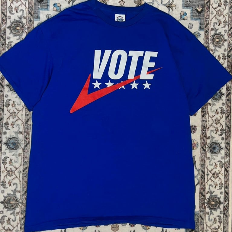 ALTRA T shirt "VOTA" blu con accenti rossi cotone grafica