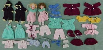 Paar Zwillingspuppen mit einem kompletten Strickschrank für jede Puppe