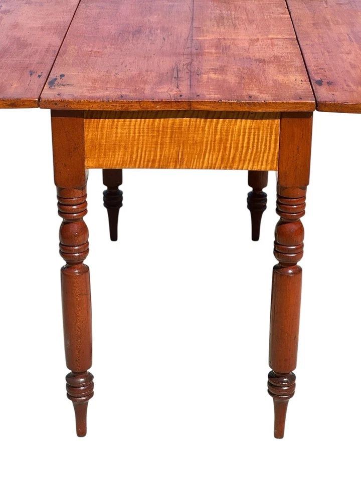 Antigua mesa de comedor de arce y cerezo tigre del período federal de Nueva Inglaterra Foto 3 de 4