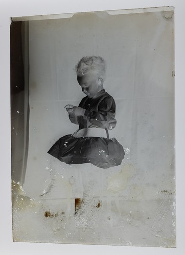 Glass Plate Negative Sweet Little Girl Inspecting Toy in Hand Edwardian #9 PH1 - Imagen 3 de 3