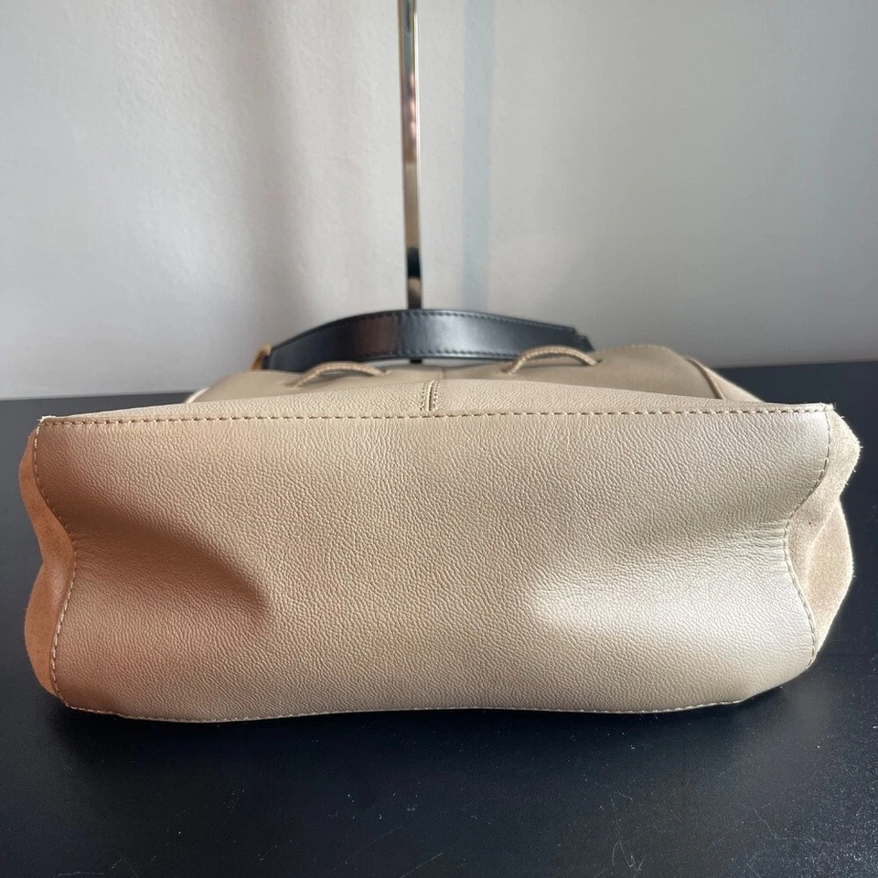 Bolso cubo See By Chloé Tony de gamuza tostada y cuero con asa de anillo dorado - Usado Foto 3 de 4