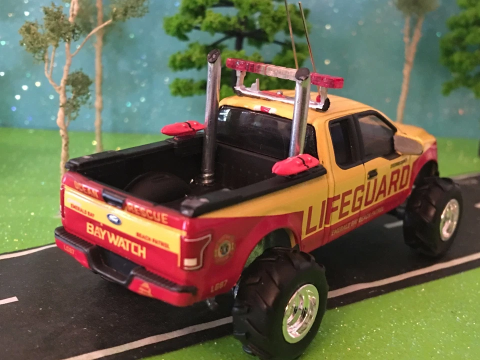 1/64 Custom Elevanted 2016 Ford, F150 CB, Antenas Silenciadores dobles Neumáticos de tracción grandes Foto 3 de 3