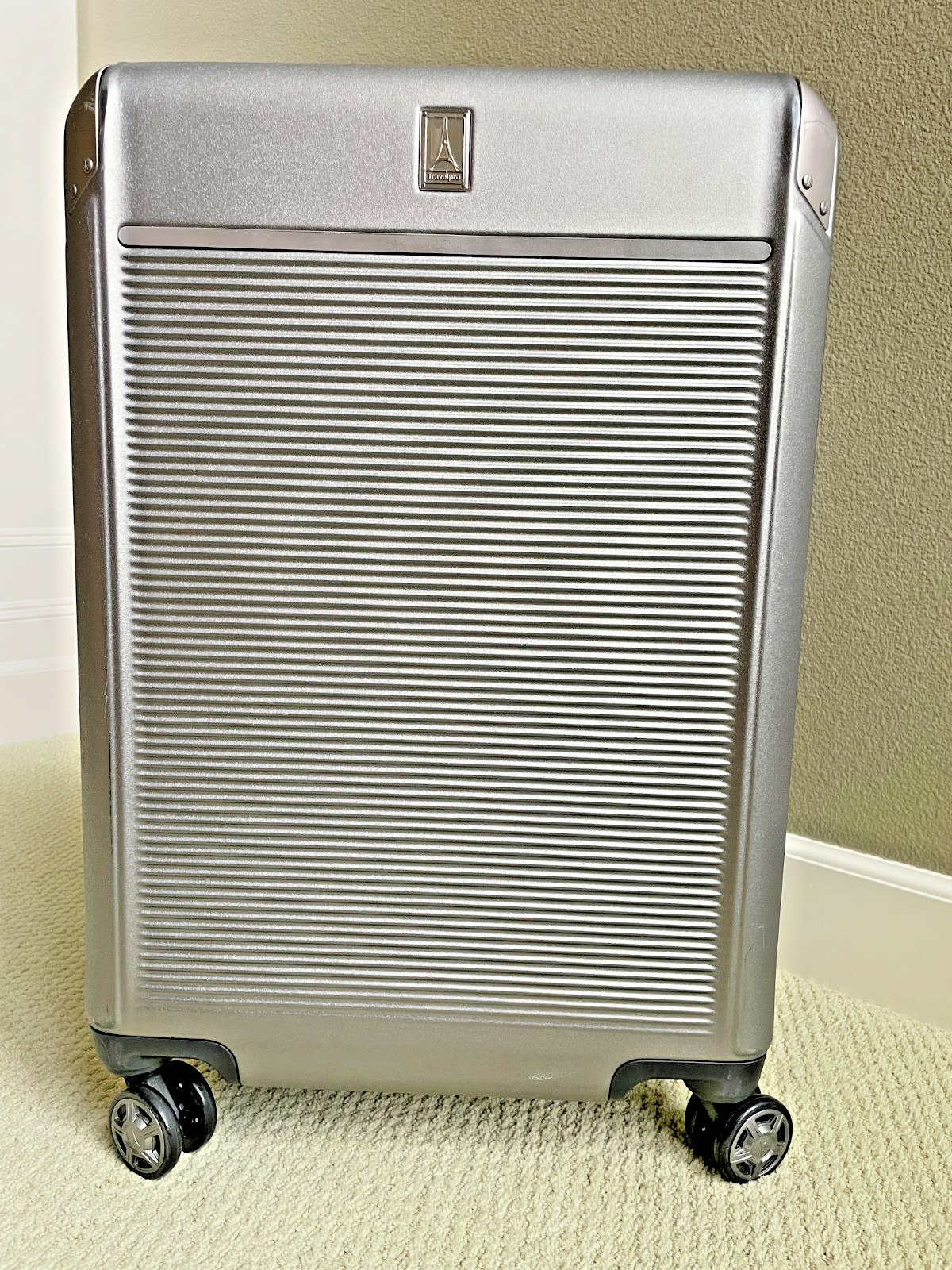 Travelpro Platinum Elite Medium Check-In Hardside Spinner - 