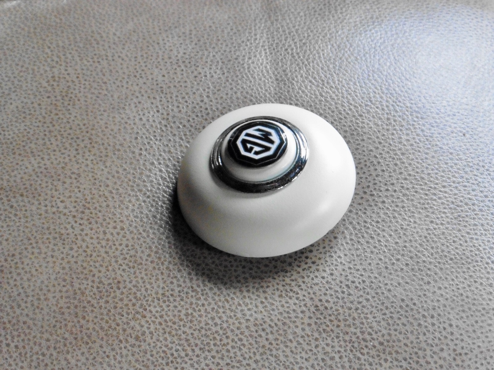 Vintage MG 'T' Series Steering Wheel Centerpiece/Horn Assembly MGTD,TF