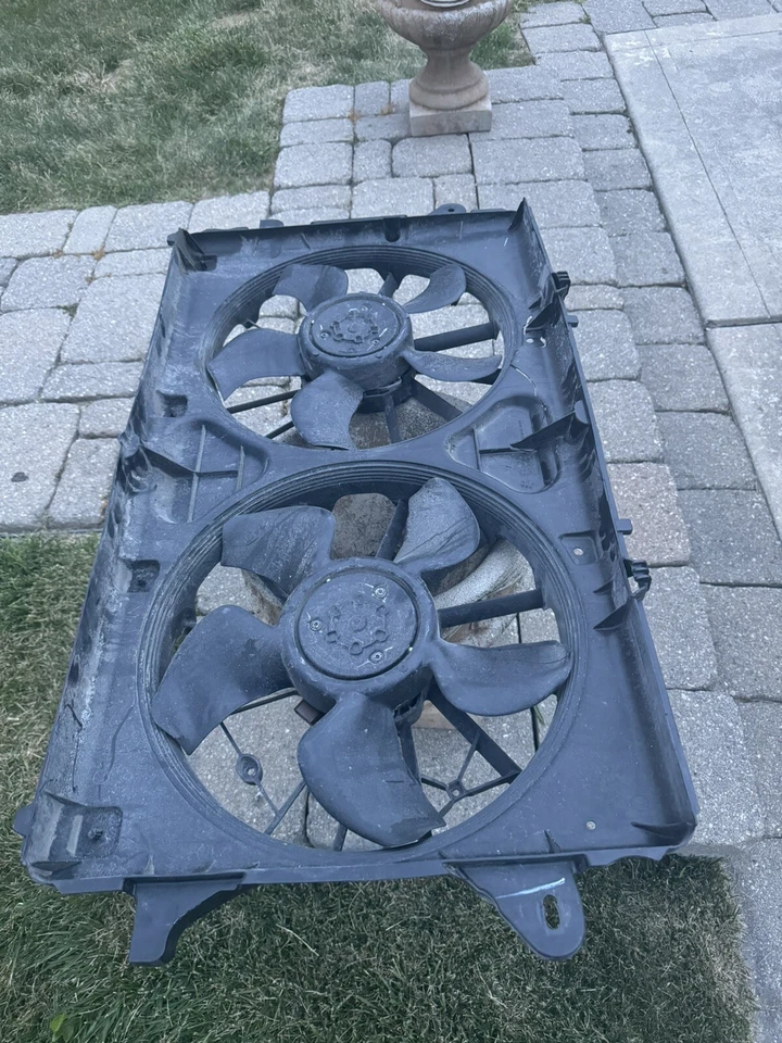Conjunto de ventilador de refrigeración condensador radiador Chevrolet Tahoe Suburban Yukon 2021-2023 Foto 3 de 4